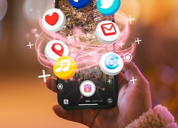 mano-que-sostiene-concepto-redes-sociales-telefonos-inteligentes_23-2150208245