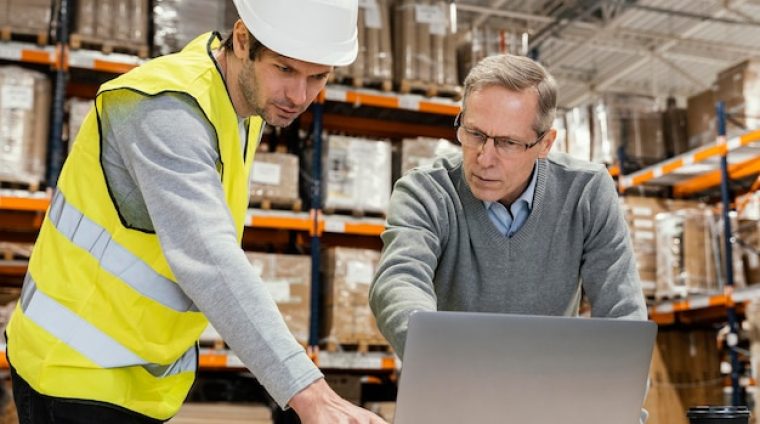 hombres-almacen-trabajando-equipo-portatil_23-2148886874